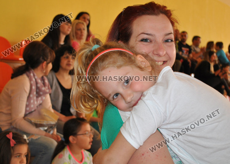 Децата от пет градини в спортна надпревара за купи и медали