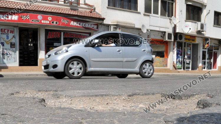 Дупка трови нервите на шофьори на невралгично кръстовище