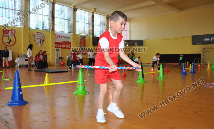 Децата от пет градини в спортна надпревара за купи и медали