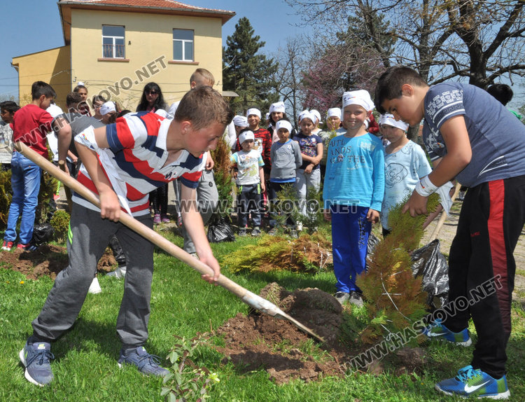Учениците от Конуш посадиха градина на толерантността