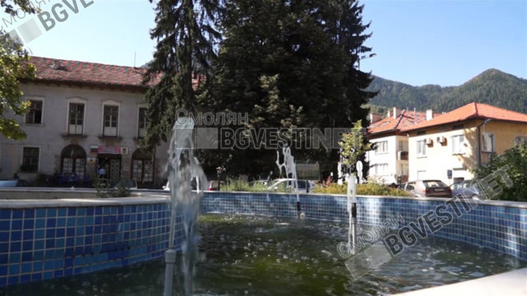 Сградата в топ центъра на Смолян е на бившия градски, известна е като Журналиста след като години беше редакция на най-дълго издавания вестник в Смолян 