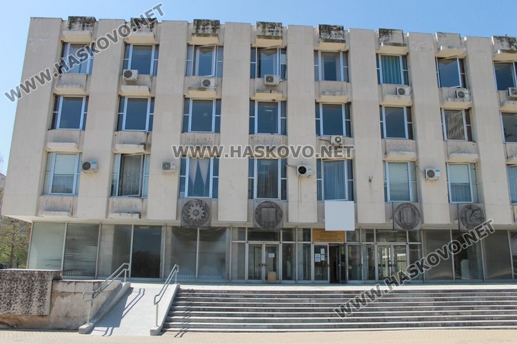 До месец прехвърлят собствеността върху половината от Партийния дом