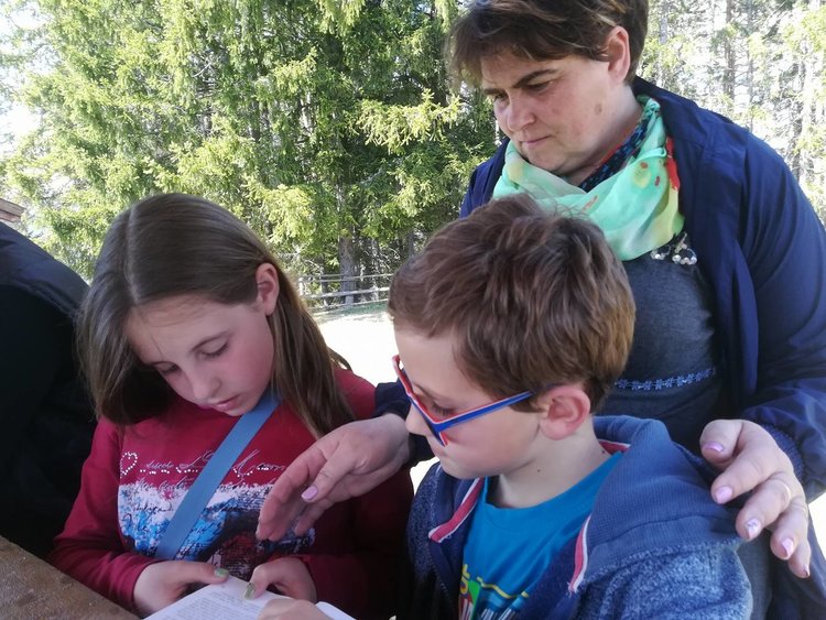 Деца от Момчиловци направиха маратон по четене на книги в планината