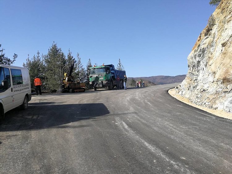 Новият обходен път през Влахово остава затворен днес