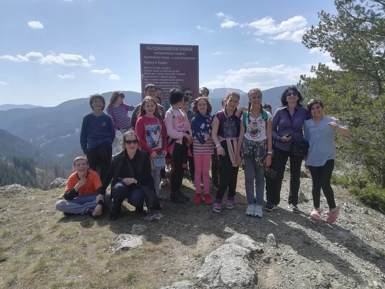 Деца от Момчиловци направиха маратон по четене на книги в планината