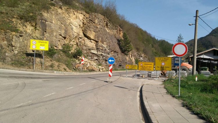 Пуснаха пътят през Влахово, край на обикалянето заради свлачището