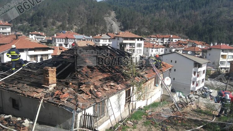 Няколко семейства остават без покрив, къщата в Райково пламна заради стар комин 