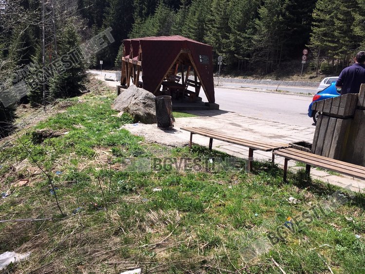 Възмутени смолянчани: Чешмата с най-вкусната вода е заобиколена от боклуци