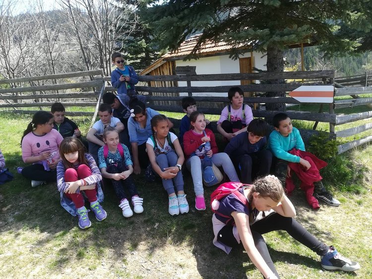 Деца от Момчиловци направиха маратон по четене на книги в планината