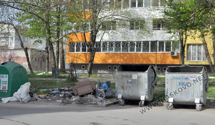 Облаци от пепел в Орфей, изсипват я от контейнерите на улицата