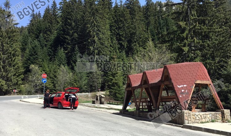 Възмутени смолянчани: Чешмата с най-вкусната вода е заобиколена от боклуци