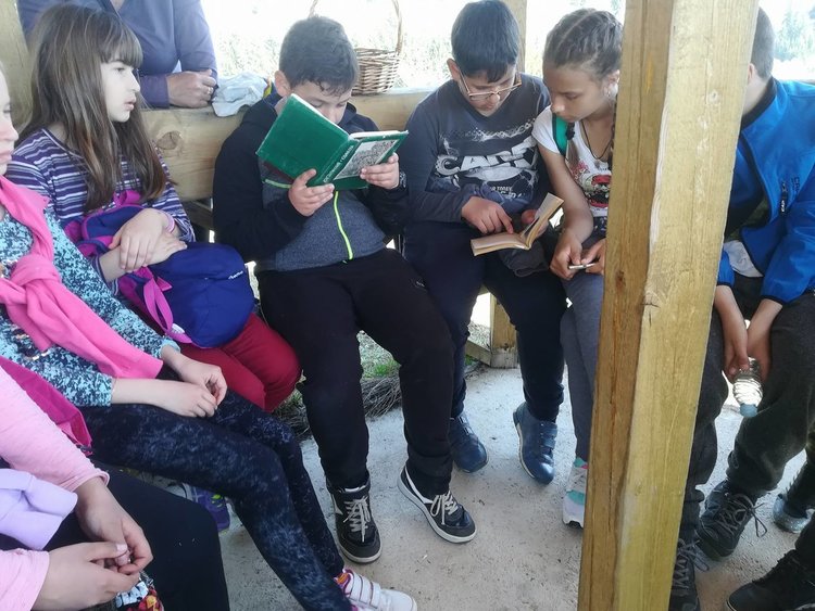 Деца от Момчиловци направиха маратон по четене на книги в планината
