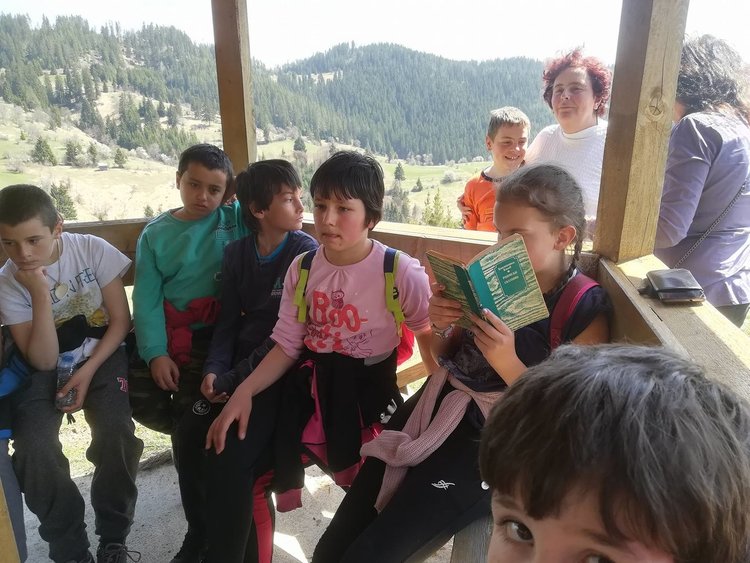 Деца от Момчиловци направиха маратон по четене на книги в планината
