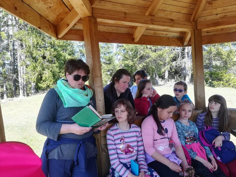 Деца от Момчиловци направиха маратон по четене на книги в планината