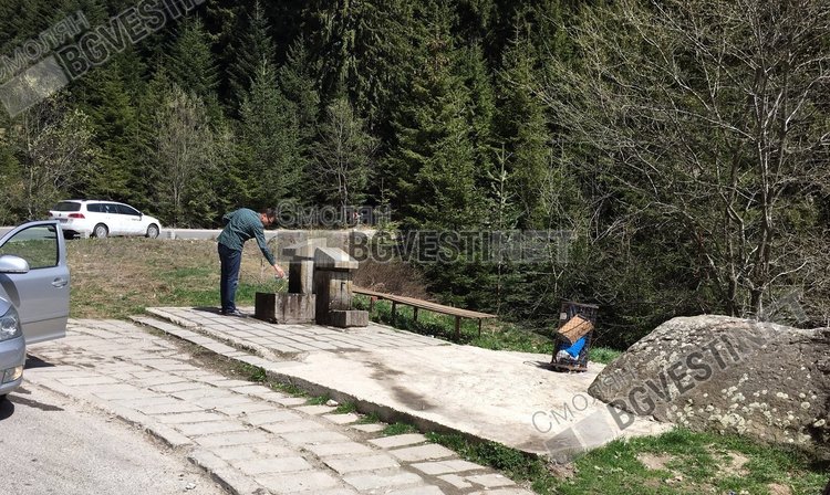 Възмутени смолянчани: Чешмата с най-вкусната вода е заобиколена от боклуци