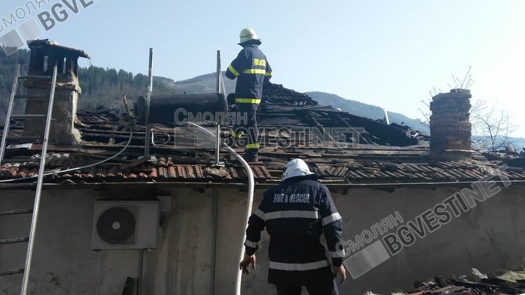 Няколко семейства остават без покрив, къщата в Райково пламна заради стар комин 