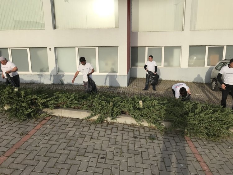 Колективът на комплекс „Ида“ се отзова на призива на кмета, включи се в инициативата „Кърджали чист и красив“