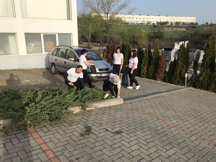 Колективът на комплекс „Ида“ се отзова на призива на кмета, включи се в инициативата „Кърджали чист и красив“