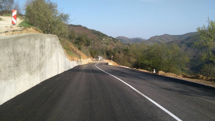 Пуснаха пътят през Влахово, край на обикалянето заради свлачището