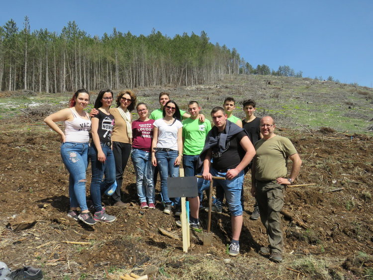 Над 140 ученика залесяваха опожарен горски терен край Хасовица