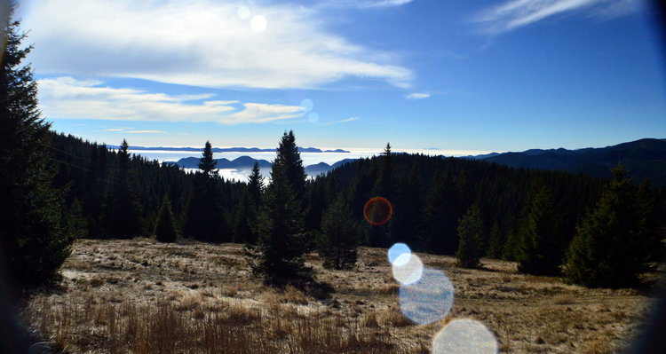 Топло и слънчево с повече облаци след обяд 
