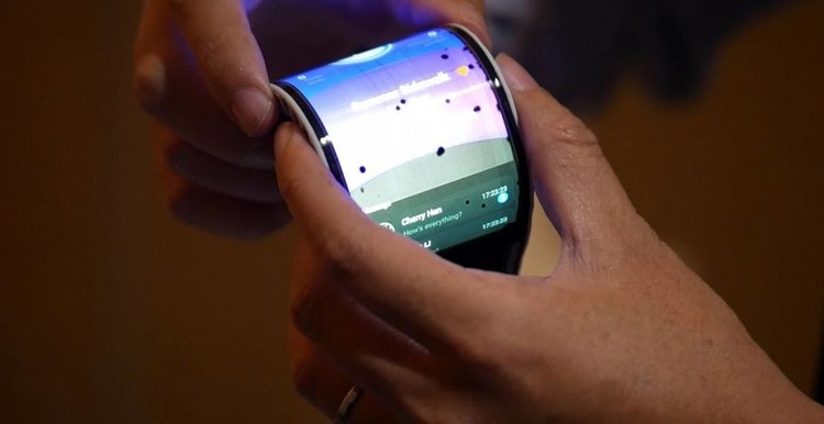 Huawei иска да изпревари Samsung за титлата „Първи сгъваем смартфон“