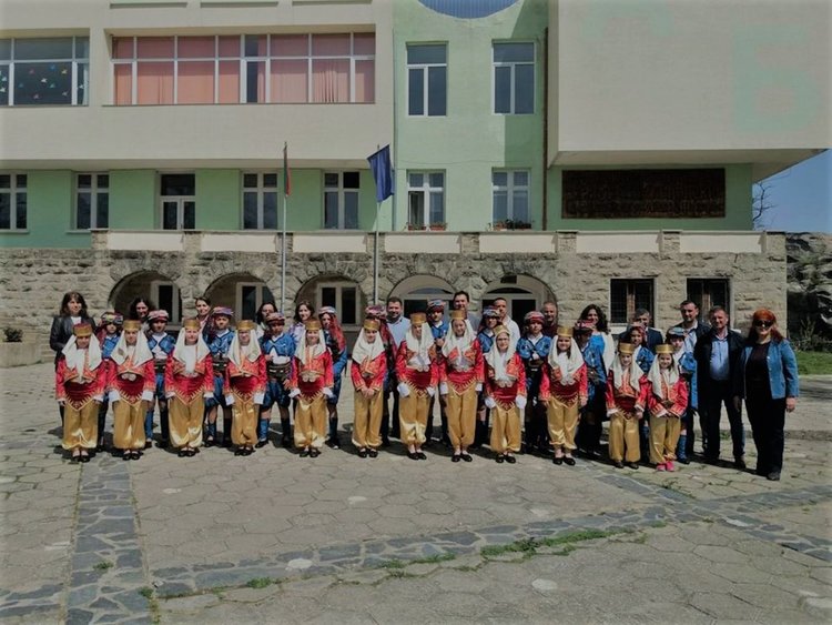 Нови носии дариха за децата от Фотиново