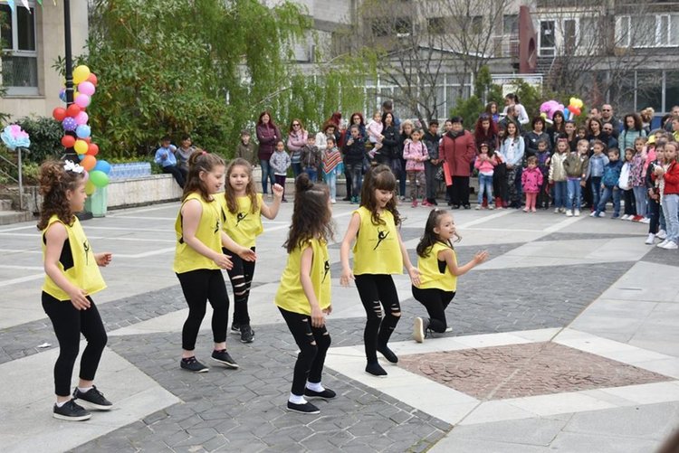 За трета поредна година „Брилянтин“ забавлява децата на Асеновград