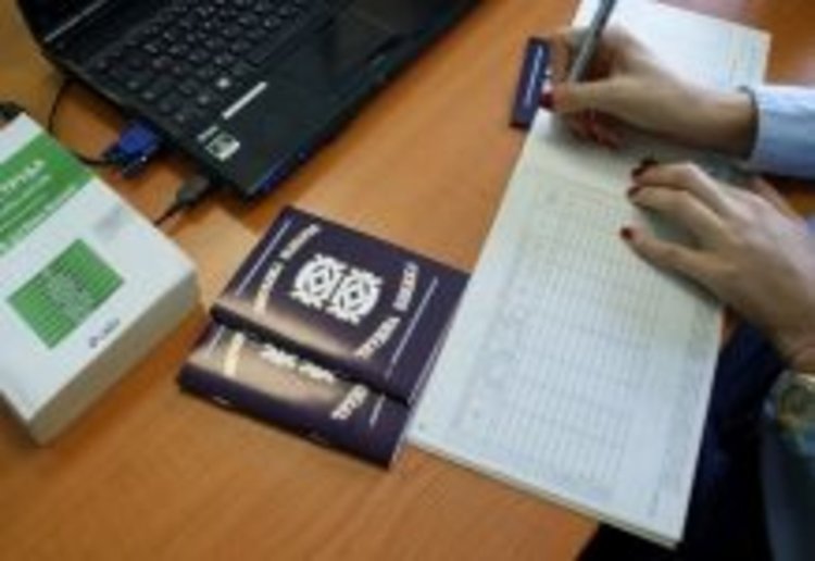 Кандидат- пенсионерка мами с трудова книжка-менте