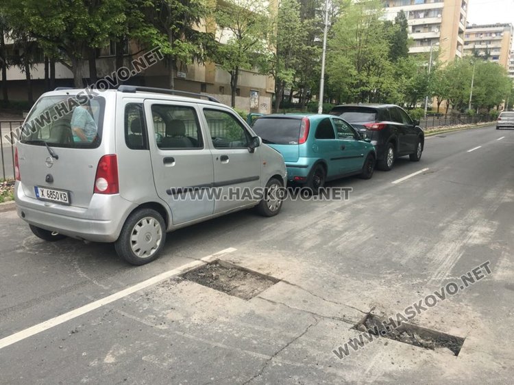 Тройно автомеле на „Раковски“ заради изрязаните дупки