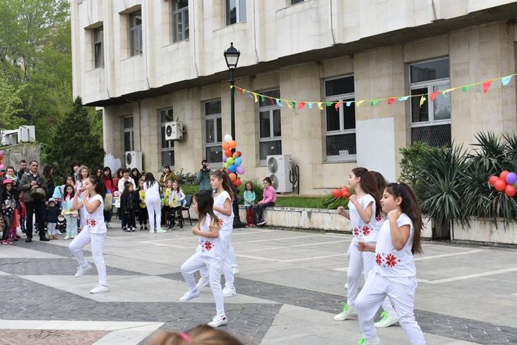 За трета поредна година „Брилянтин“ забавлява децата на Асеновград