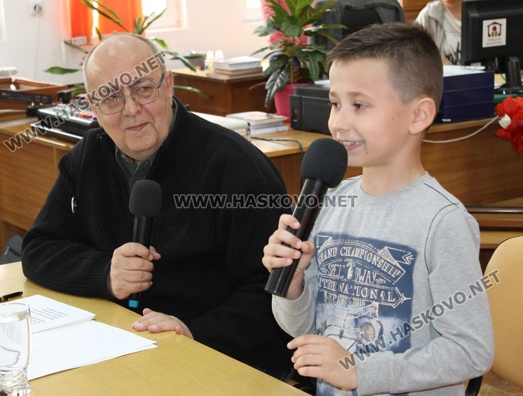 Поетът Виктор Самуилов към каравеловци: Не бързайте да пораствате!