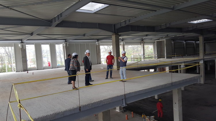 Инж.Хасан Азис се информира за хода на строителството на новия високотехнологичен завод