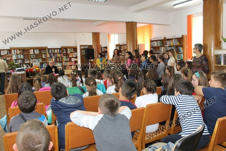 Поетът Виктор Самуилов към каравеловци: Не бързайте да пораствате!