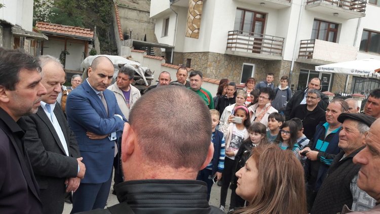 Цветанов дойде в Смолян, обеща асфалт на две улици, хората там газят в кал 30 години 