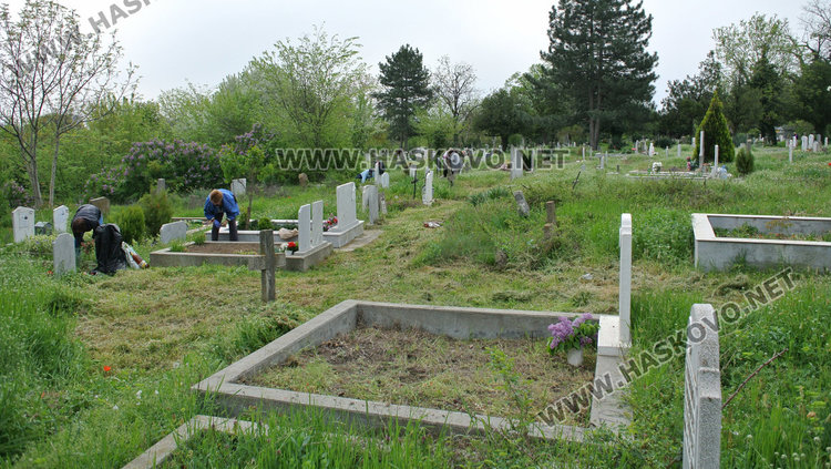 Гробищните паркове в трева до кръста, „Обреден дом“: Косим от 2 април