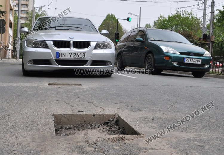 Тройно автомеле на „Раковски“ заради изрязаните дупки