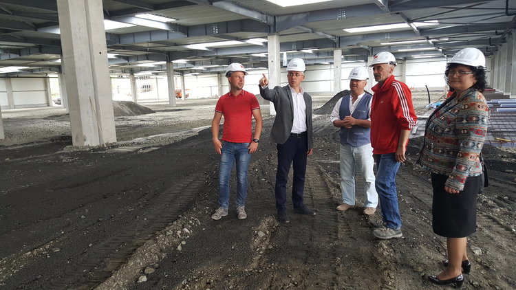 Инж.Хасан Азис се информира за хода на строителството на новия високотехнологичен завод