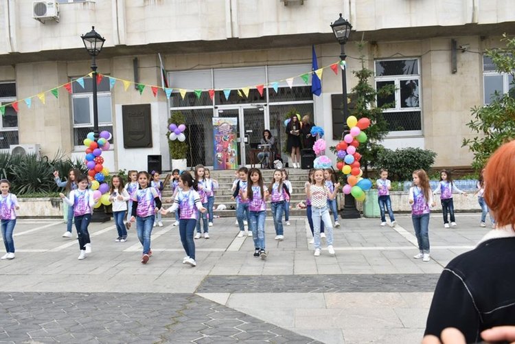 За трета поредна година „Брилянтин“ забавлява децата на Асеновград