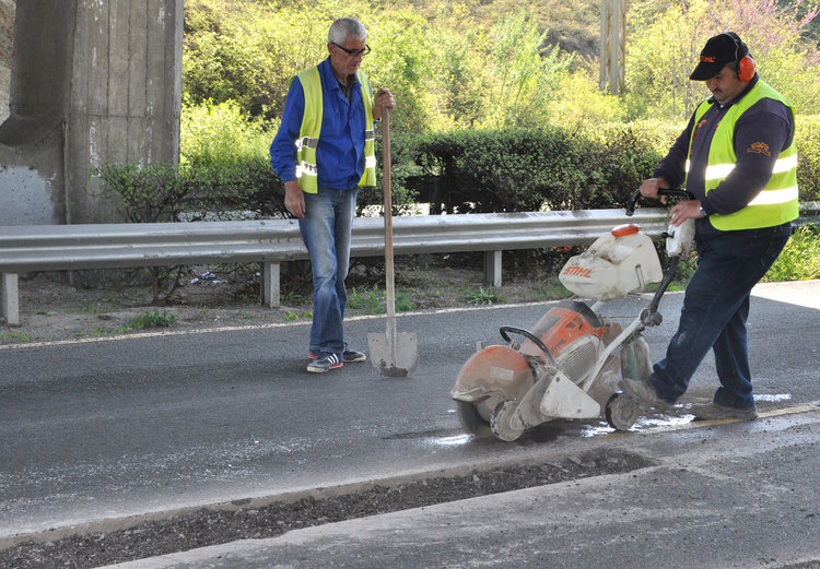 Търсят кой ще ремонтира общинските пътища за 500 бона