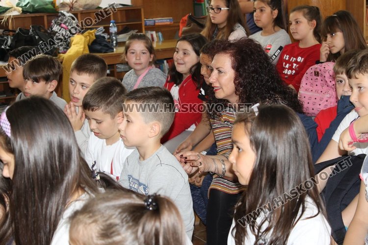 Поетът Виктор Самуилов към каравеловци: Не бързайте да пораствате!