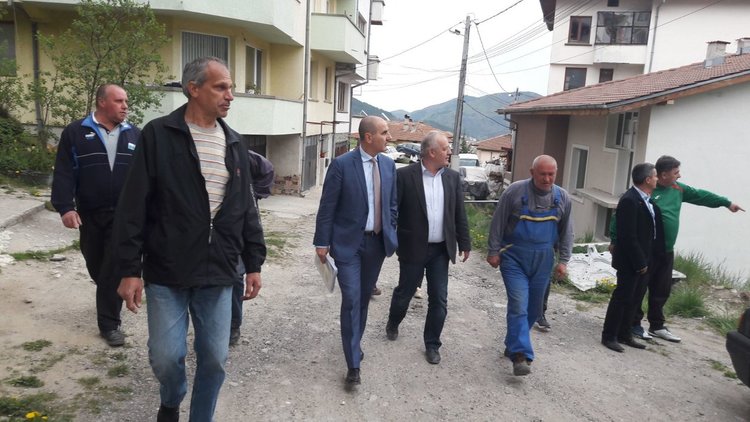 Цветанов дойде в Смолян, обеща асфалт на две улици, хората там газят в кал 30 години 