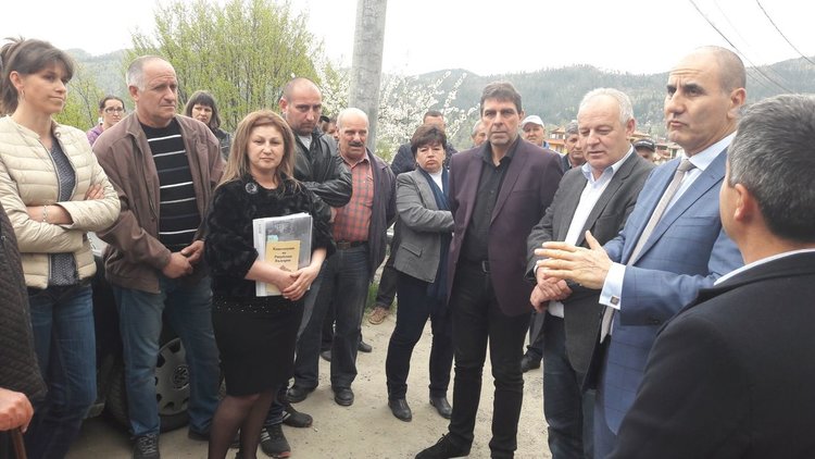 Цветанов дойде в Смолян, обеща асфалт на две улици, хората там газят в кал 30 години 