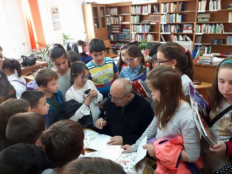 На финала учениците се струпаха около Виктор Самуилов за автографи