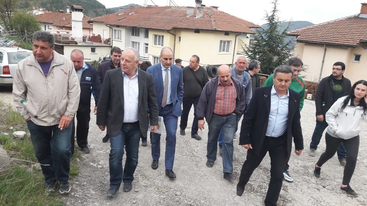 Цветанов дойде в Смолян, обеща асфалт на две улици, хората там газят в кал 30 години 