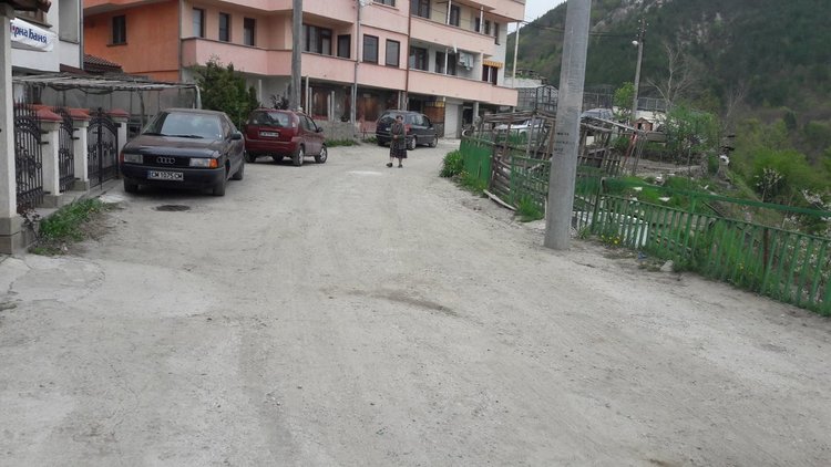 Цветанов дойде в Смолян, обеща асфалт на две улици, хората там газят в кал 30 години 