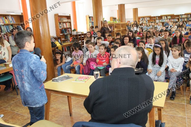 Поетът Виктор Самуилов към каравеловци: Не бързайте да пораствате!