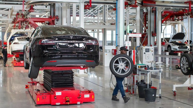 Tesla наема още 400 специалисти и вече сглобява Model 3 денонощно