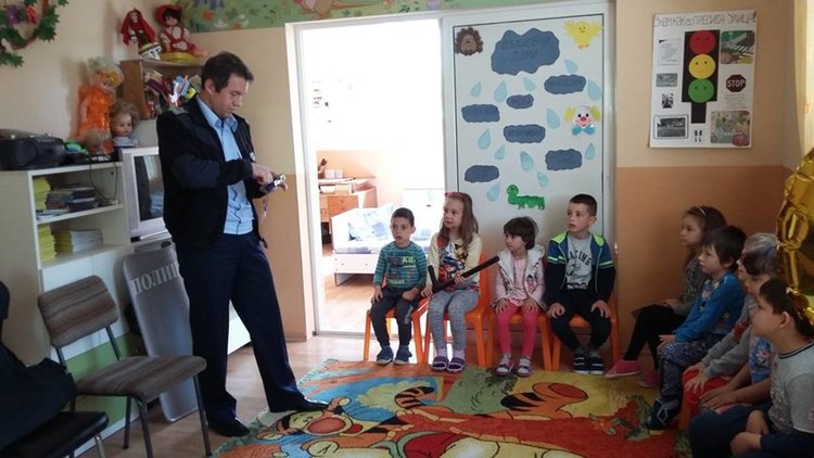 Деца от Градина имаха незабравима среща с полицаи