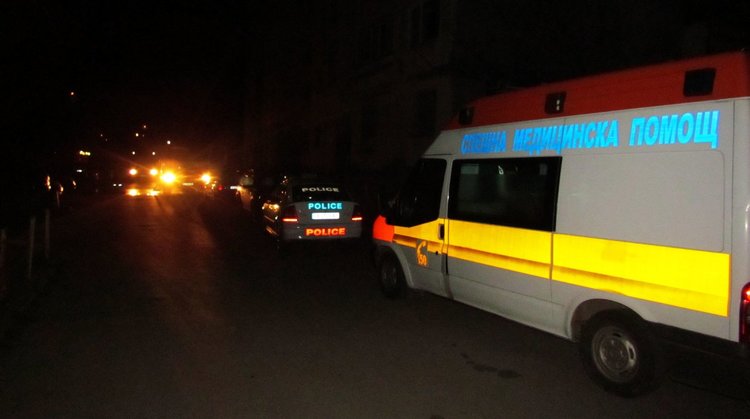  На мястото на инцидента са пристигнали и екипи на полицията и спешна помощ.